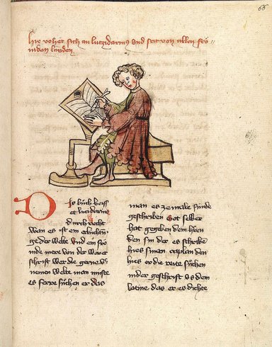 Handschriftenseite mit einigen Zeilen altem Text und einem Bild: Ein Mensch sitzt mit einem Stift in der Hand an einem Schreibpult, auf dem ein aufgeschlagenes Buch mit vorgezeichneten Linien liegt.