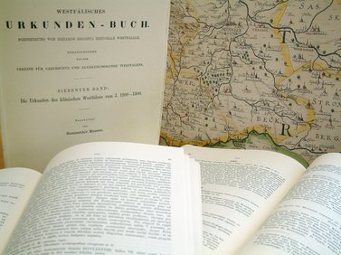 Urkundenbuch und Karte
